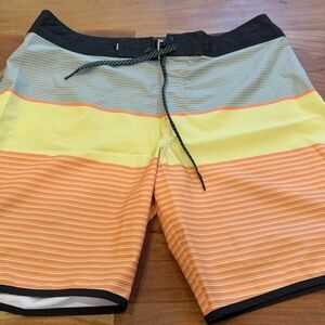 Quiksilver Men's Size 34 Standard Surfsilk Tijuana 19 Boardshort Swim Trunk